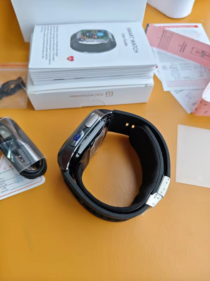 Buyer photo of the smartwatch with its box and user guide