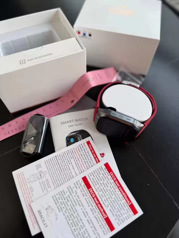 Buyer photo of the smartwatch with box, guide and accessories